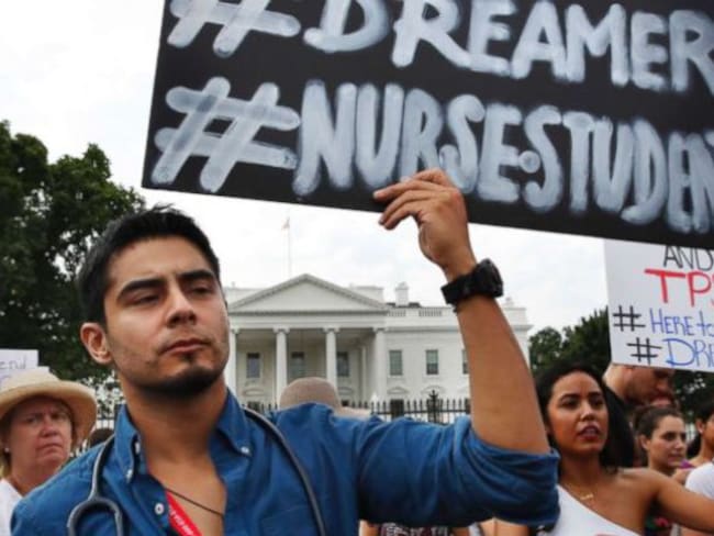 Revés para Trump; Un juez detiene la medida para deportar a dreamers