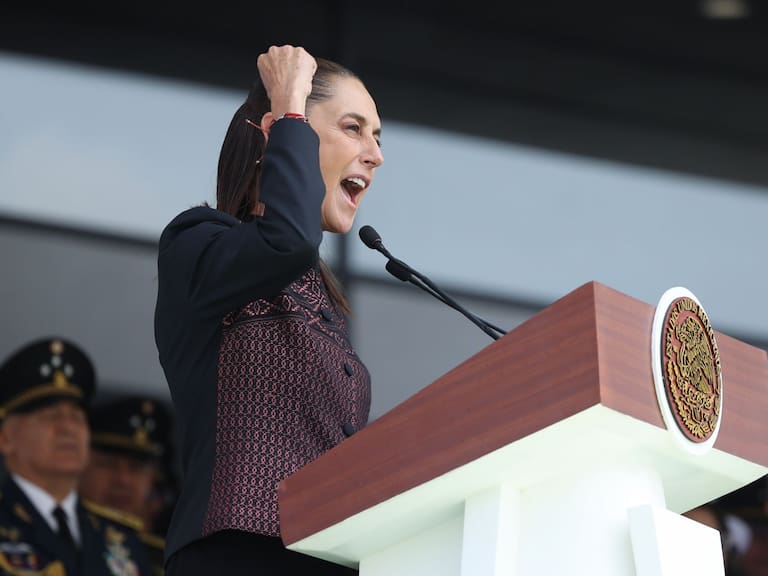 La presidenta Claudia Sheinbaum Pardo encabezó la ceremonia en conmemoración por el 50 aniversario de la creación del Heroico Colegio Militar.
FOTO: GALO CAÑAS/CUARTOSCURO.COM
