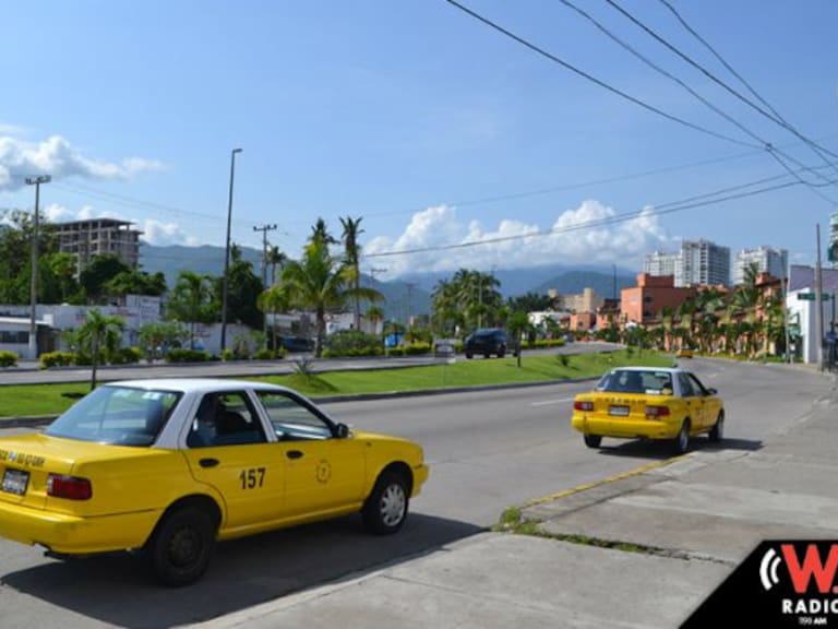 Buscan taxistas de Puerto Vallarta frenar el servicio de Uber
