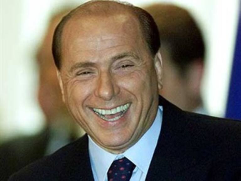Exigen diarios italianos renuncia de Berlusconi