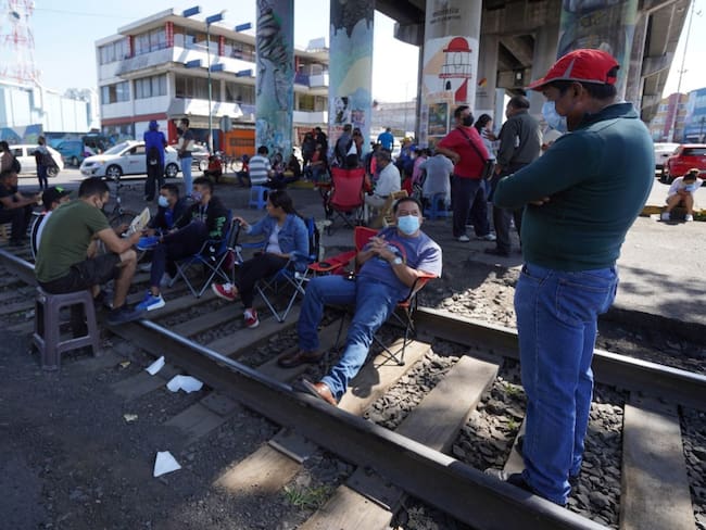 Maestros liberan vías del tren en Michoacán tras pago de salarios
