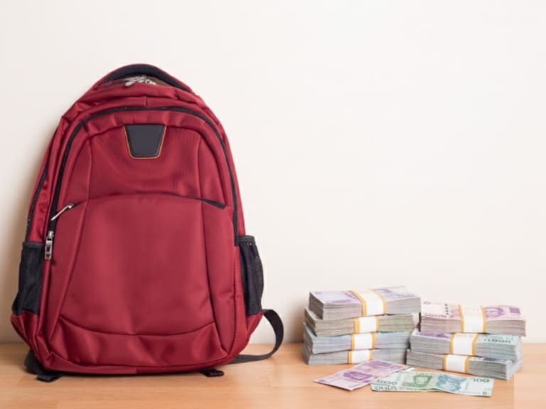 Jóvenes Transformando México busca que estudiantes que dejaron el bachillerato y que no terminaron la secundaria regresen a estudiar con apoyo de la Beca Benito Juárez.