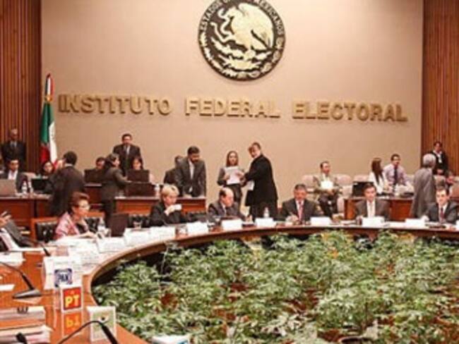 Exonera IFE a AMLO por "pase de charola" para financiar su campaña