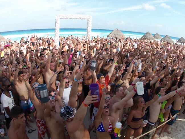 "Construyan el muro", gritan "spring breakers" en Cancún