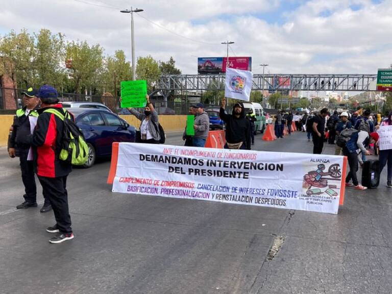 Manifestantes bloquen dos carriles de acceso al AICM
