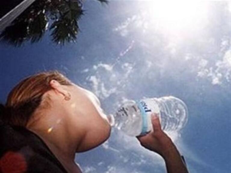 Recomiendan ingerir agua y protegerse del sol ante clima caluroso