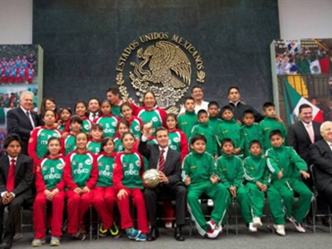 Recibe EPN a niñas y niños campeones de basquétbol