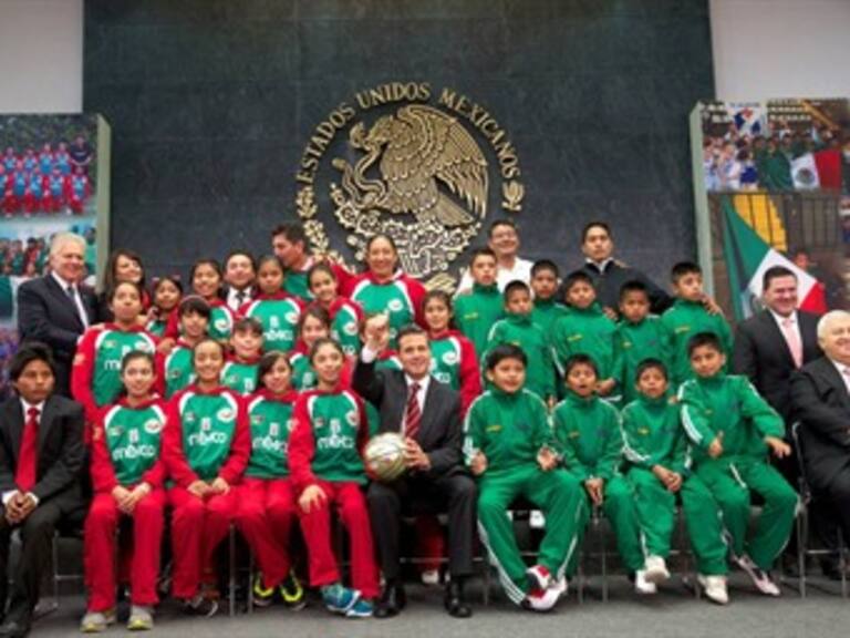 Recibe EPN a niñas y niños campeones de basquétbol