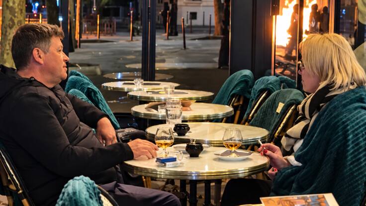 Protestas en Francia: pareja se vuelve viral por beber y fumar mientras arden las calles de París