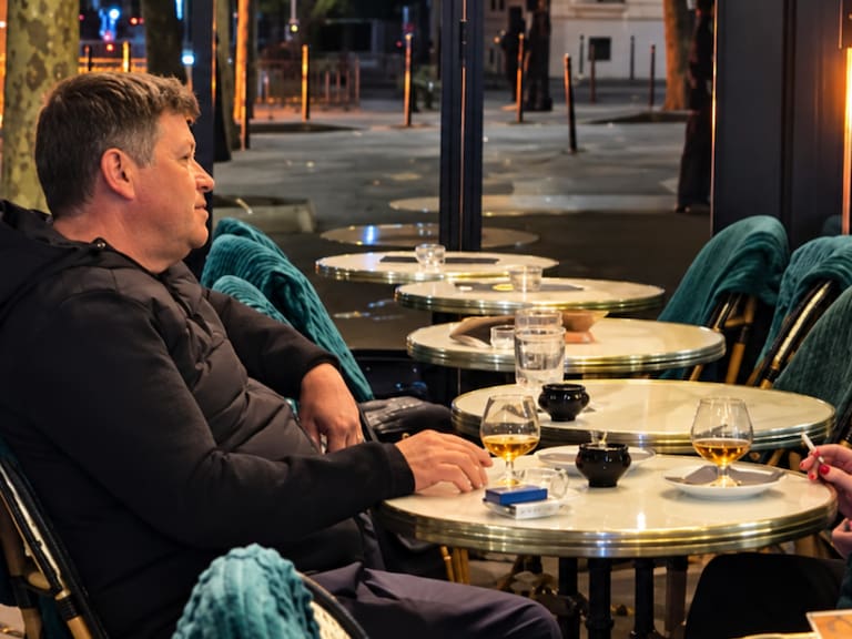 Mientras saqueaban negocios en París, una pareja convirtió una terraza en una escena viral. Captura de pantalla