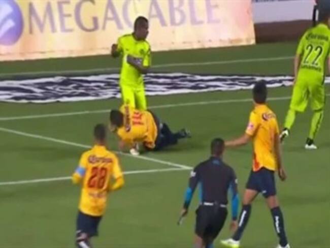 Pierde la cabeza Darwin Quintero en partido frente a 'Monarcas'