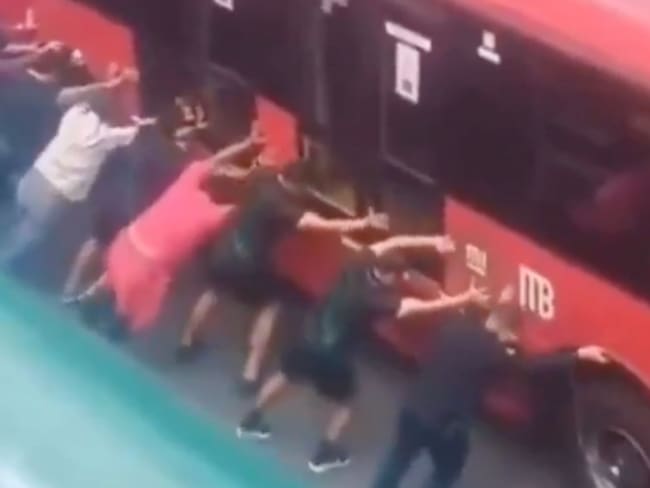 Metrobús de la Línea 1 falla en Doctor Gálvez y pasajeros lo empujan en plena avenida | VIDEO