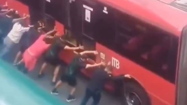 Metrobús de la Línea 1 falla en Doctor Gálvez y pasajeros lo empujan en plena avenida | VIDEO