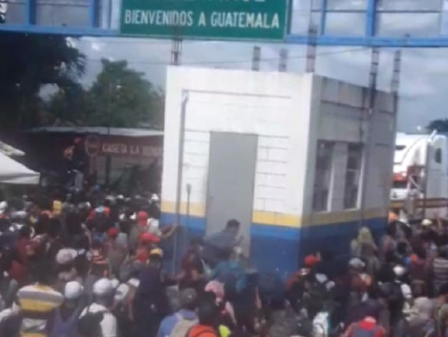 Caravana de más de cinco mil migrantes busca llegar a México