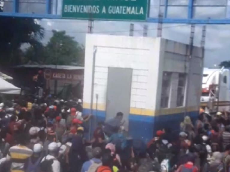Caravana de más de cinco mil migrantes busca llegar a México