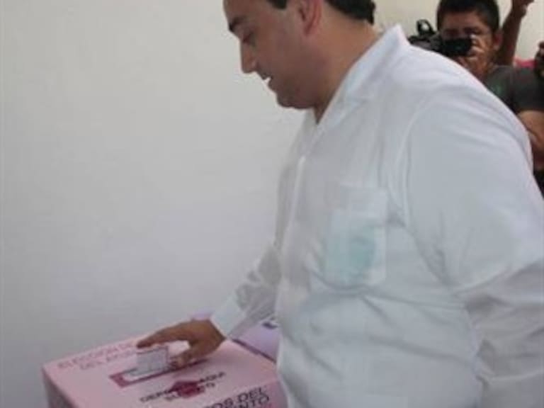 Emite su voto el Gobernador de Quintana Roo
