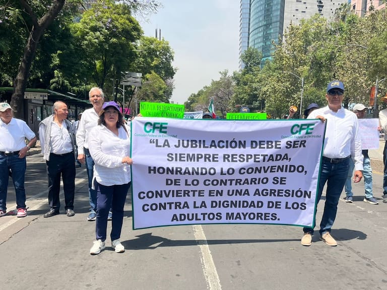Jubilados de la CFE, rechazan retroactividad y recorte a pensiones, y llaman a las autoridades a revisión de sus datos.