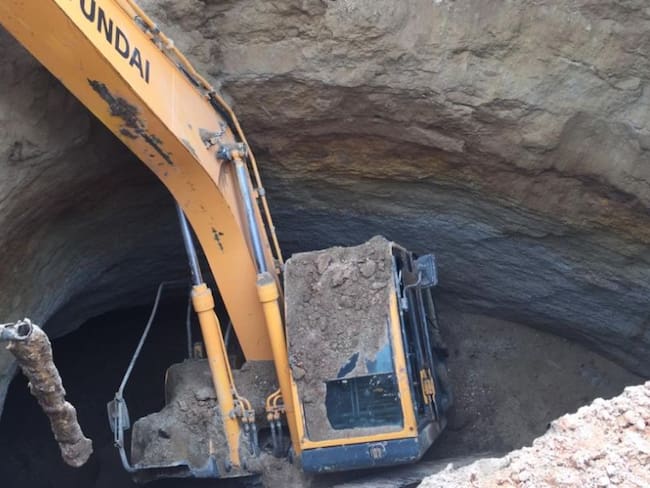 Excavadora se hunde en obra de la L3