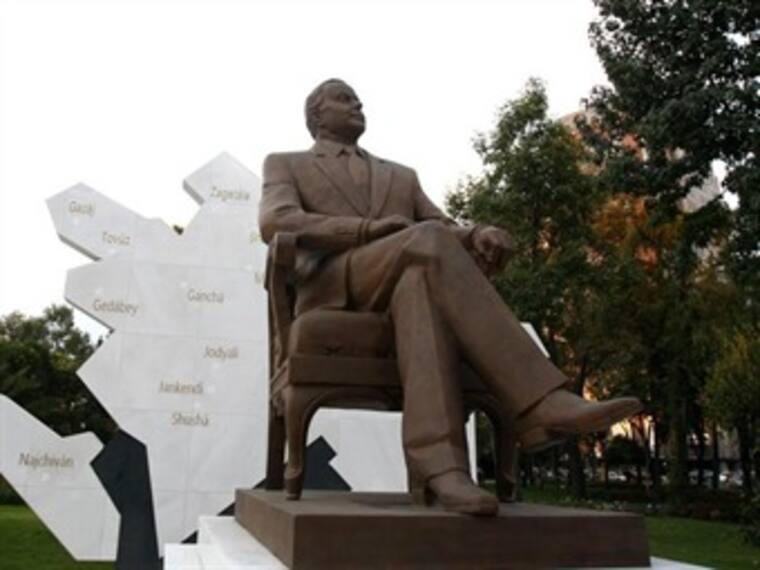 Estatua de Heydar Aliyev. Homero Aridjis, escritor. 21/01/13