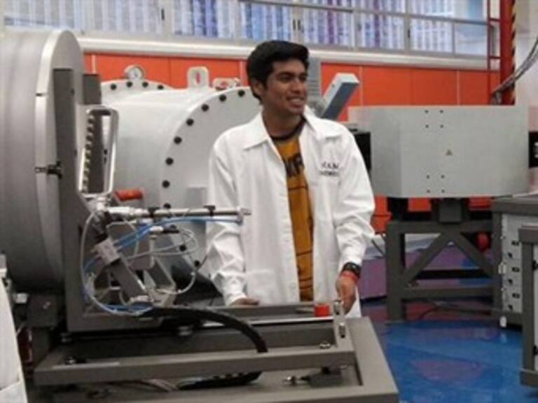 Recibe joven guerrerense la presea "Sentimientos de la nación"