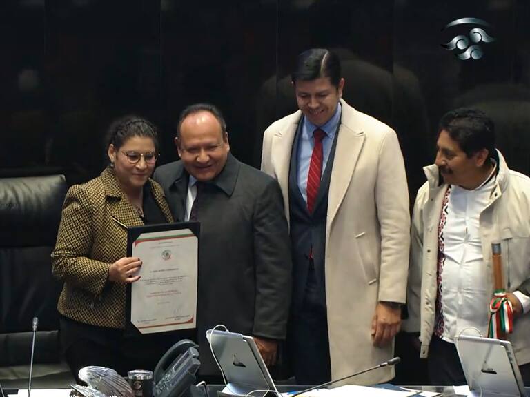 El Senado le entregó la constancia a Lenia Batres como ministra