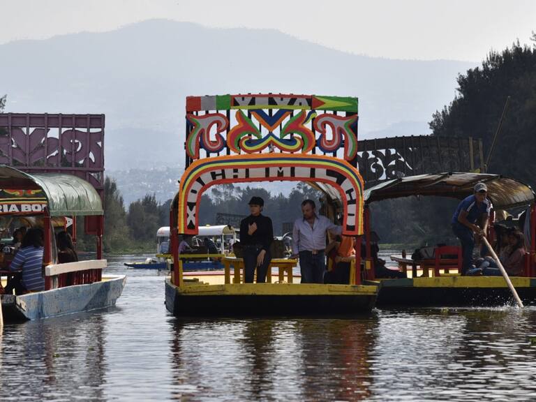 Xochimilco prohíbe en las trajineras venta de bebidas alcohólicas