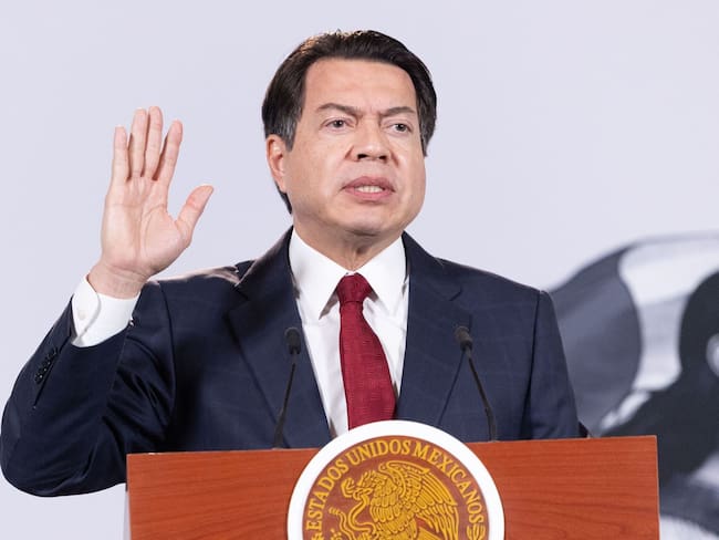 Mario Delgado defiende becas y libros de texto ante críticas por la educación en México