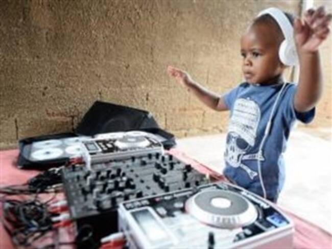 Conoce a 'Dj Arch Jnr', el más pequeño del mundo