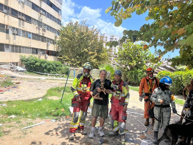 Sarita vuelve a ver la luz: el emotivo rescate de una perrita entre los escombros en Venezuela
