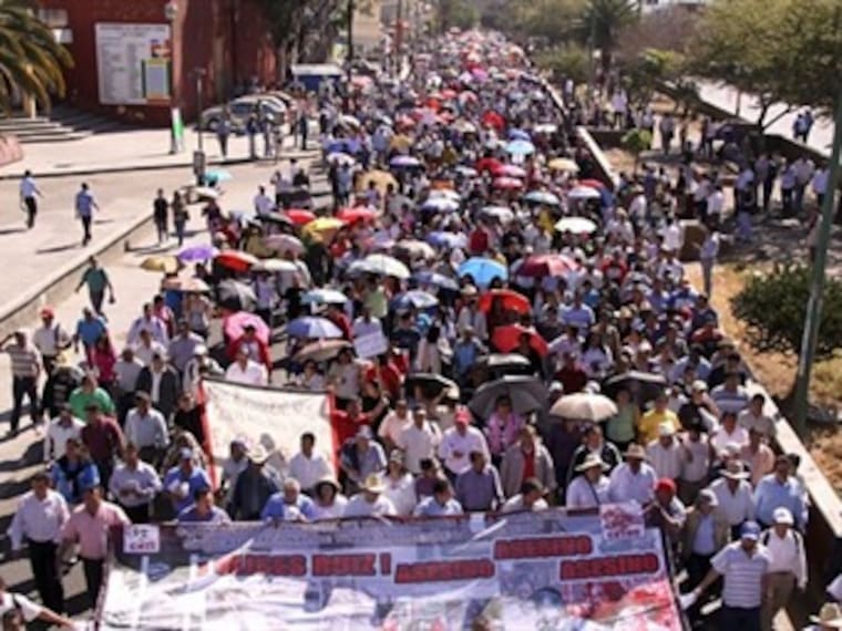 Bloquean maestros negocios en Oaxaca. Ismael Rivera, corresponsal en Oaxaca. 04/04/13