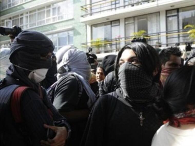 Manifestantes anarquistas frente a CDHDF. Víctor Sandoval, reportero W. 27/03/13
