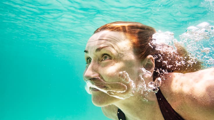 ¿Cómo cuidar tus ojos en vacaciones? Consejos del Dr. Sánchez Galeana para evitar infecciones