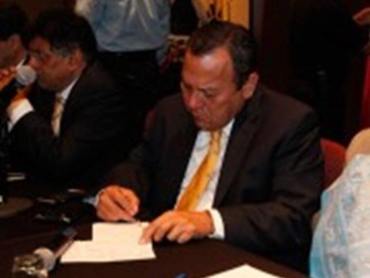 Firma pacto. Jesus Zambrano, presidente nacional del PRD