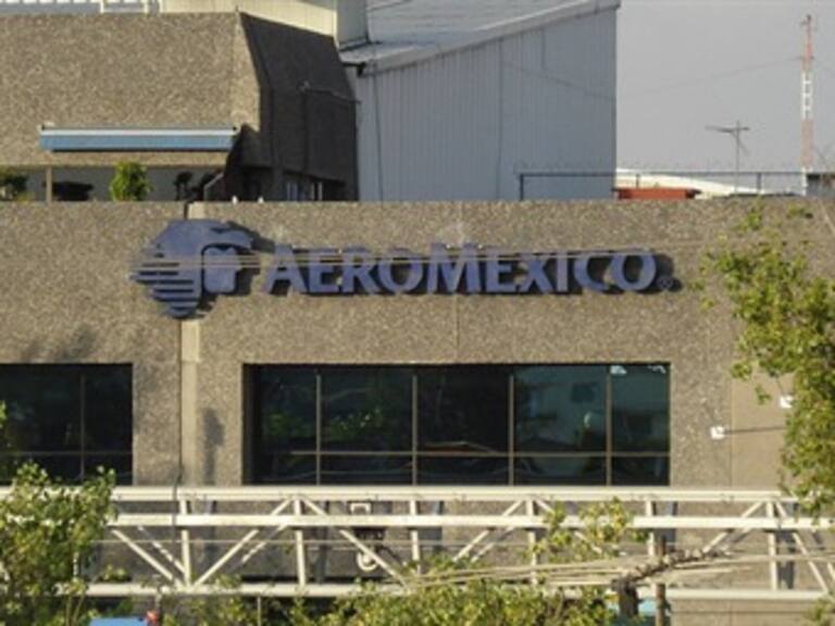 Aeroméxico provoca caos en AICM