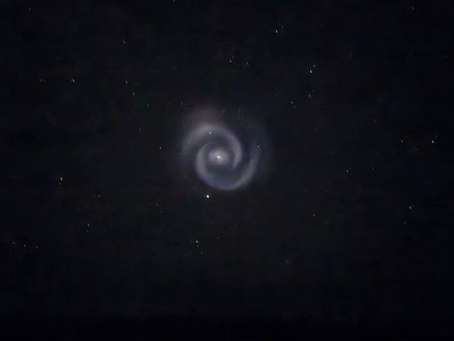 Misteriosa espiral ilumina el cielo de Reino Unido y España; Esta es la explicación | VIDEO