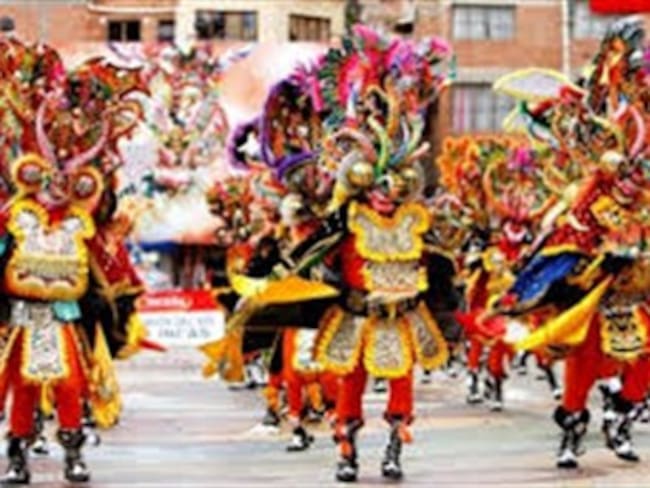 Se desploma pasarela en Carnaval de Oruro y mueren cuatro personas