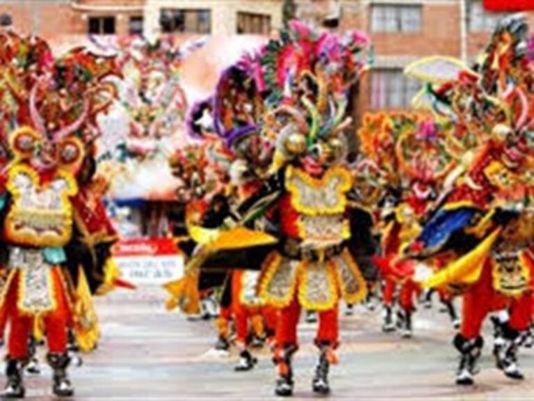 Se desploma pasarela en Carnaval de Oruro y mueren cuatro personas