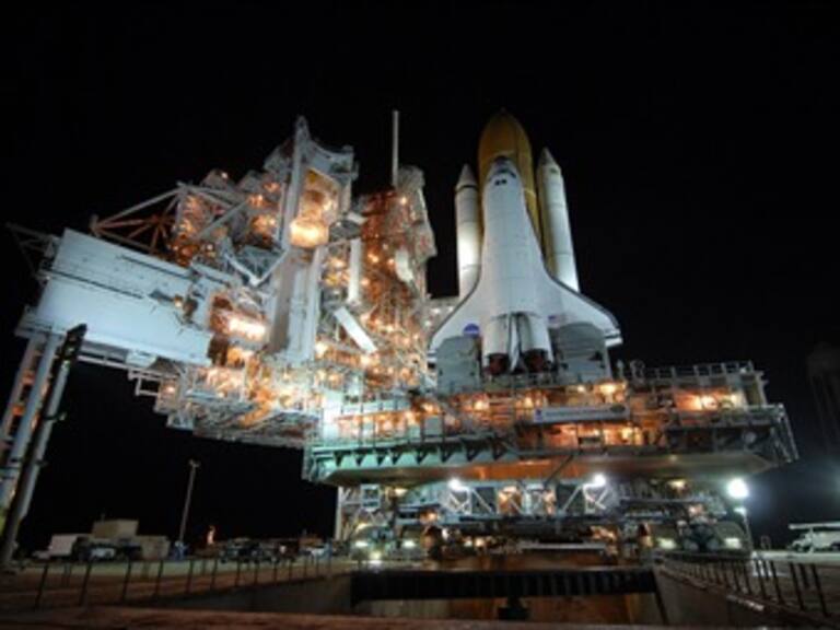 Inspeccionan transbordador en busca de posibles daños