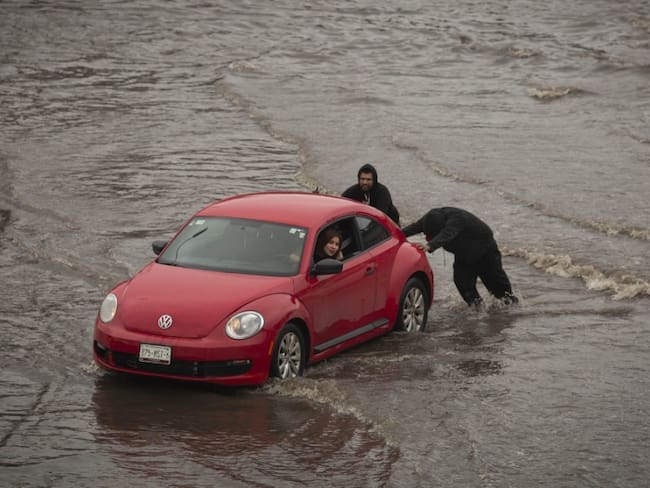 Autos inundados y personas en kayak por lluvias en Guadalajara | VIDEOS