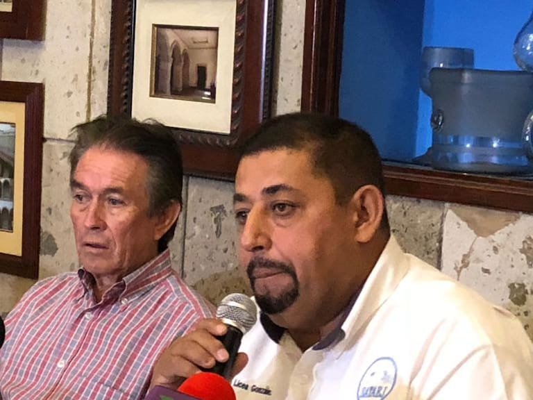 Camioneros piden apoyo a Enrique Alfaro para que Semov deje hostigarlos