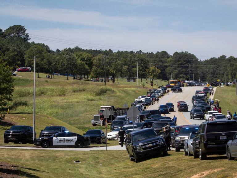 Policías llegan a la escuela secundaria Apalachee en Winder, Georgia, después de que se informara de un tiroteo