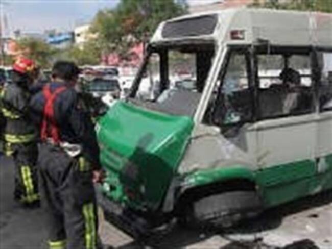 Suman nueve muertos por volcadura de micro en Huixquilican