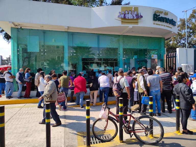 La inclusión financiera avanza, pero una mala experiencia en sucursal o vía telefónica orilla a los adultos mayores a tener “el dinero bajo el colchón”, señala especialista.