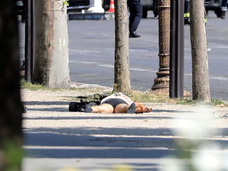 Muere sospechoso que intentó atacar policías en los Campos Elíseos