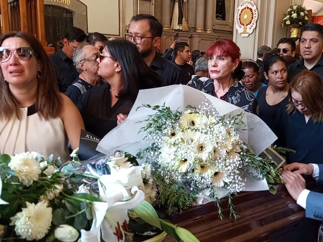 Familiares y amigos dan último adiós a Gisela Gaytán
