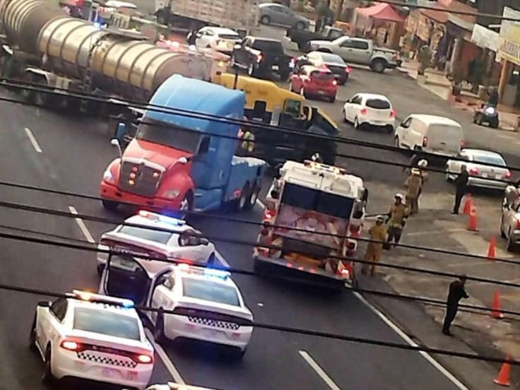 ¿Qué pasó en la México-Toluca que llevan horas parados a la altura de La Marquesa por el tráfico?