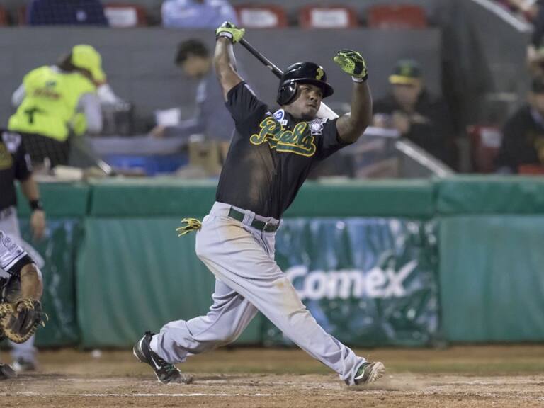 El bateador Nyjer Morgan durante el sexto juego de la Serie del Rey de la Liga Mexicana de Beisbol (LMB) entre Pericos de Puebla y Toros de Tijuana, realizado en el Estadio Gasmart