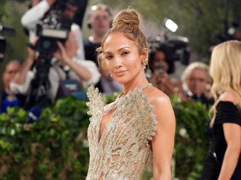 La cantante,  Jennifer Lopez en la alfombra roja del Met Gala 2024