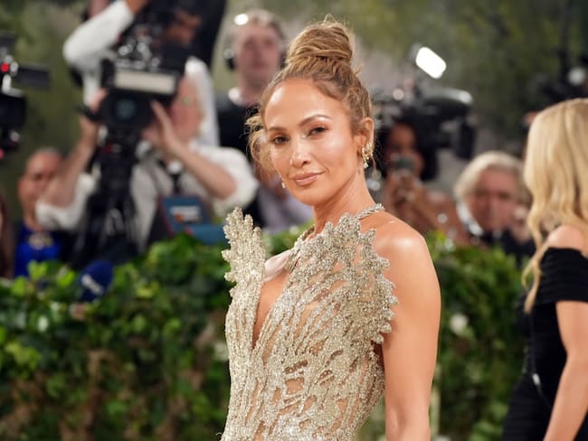 Desfilan celebridades en la alfombra roja del Met Gala 2024