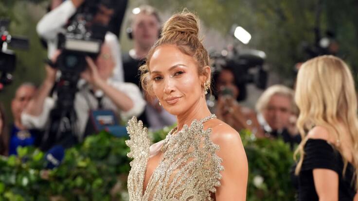 Desfilan celebridades en la alfombra roja del Met Gala 2024